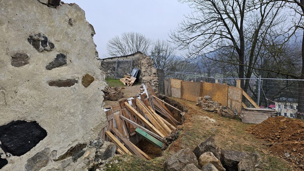 Rozobratý hradobný múr, Rimavská Baňa, kostol