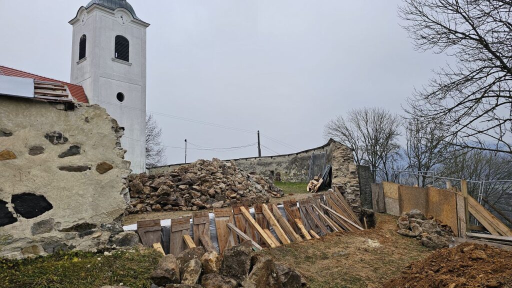 Rozobratý hradobný múr kostola Rimavská Baňa