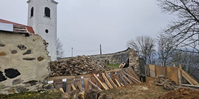 Rozobratý hradobný múr kostola Rimavská Baňa