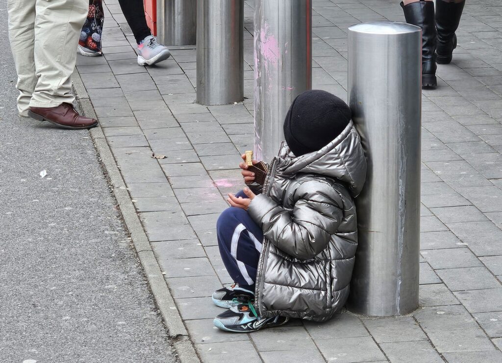 Žobrajúce dieťa pred Kauflandom Rimavská Sobota