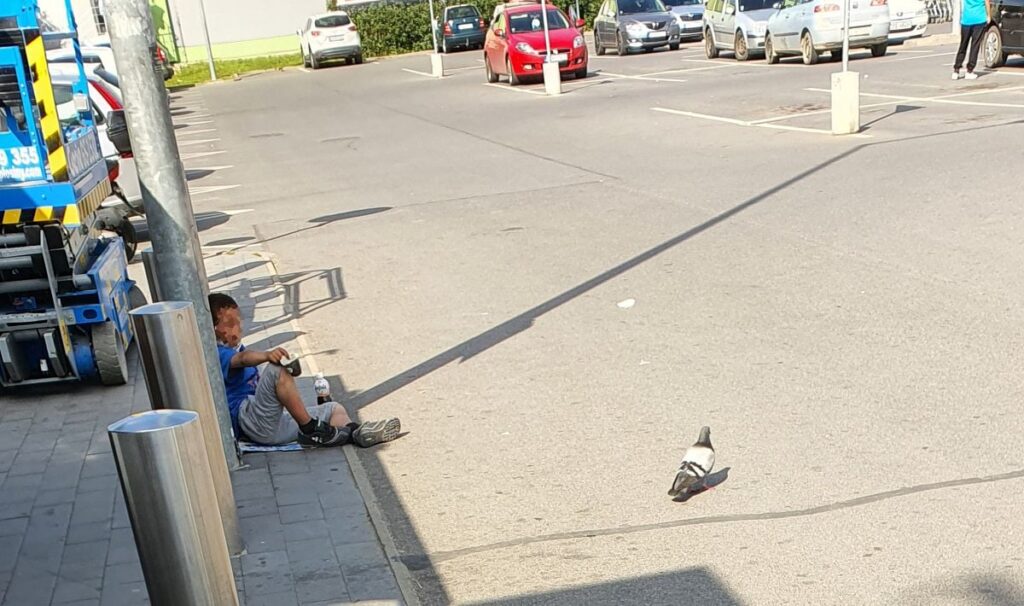 Žobrajúce dieťa pred nákupným centrom