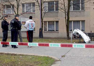 Zolo Farkaš s policajtmi v roku 2006 pri mŕtvole svojho otca