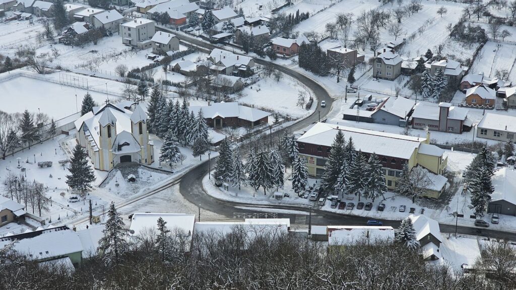 Centrum obce Hajnáčka s dvojvežovým kostolom