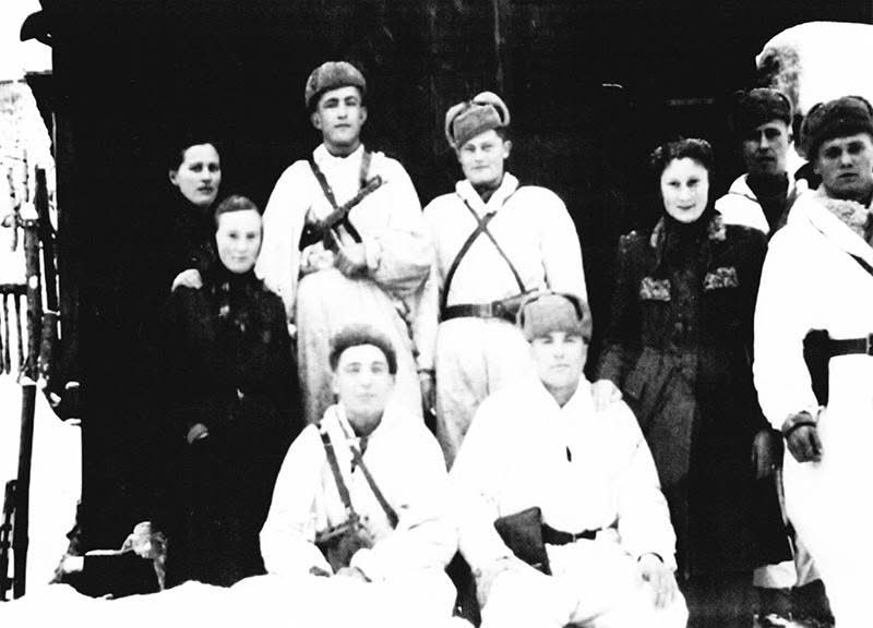 Dobová fotografia prvých osloboditeľov (príslušníci II. ukrajinského frontu) z kroniky obce Utekáč