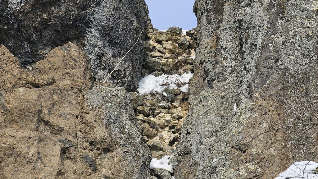 Hrad Hajnáčka - zvyšky murív v najvyššie položenej časti hradného brala