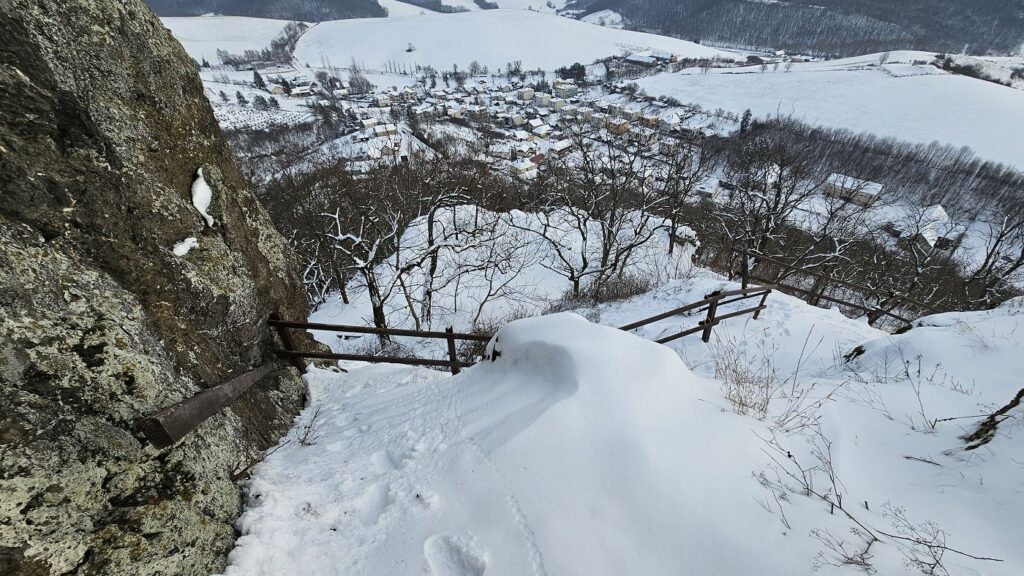 Kamenné schody hradu Hajnáčka pokryté snehom