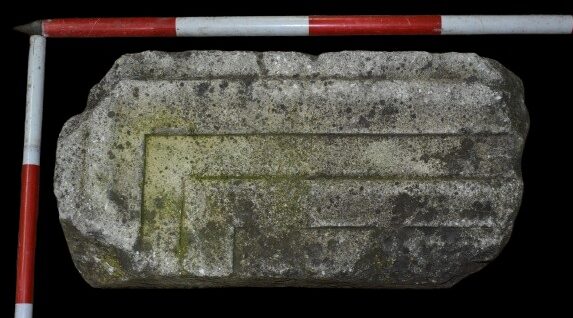 Kamenný architektonický článok - torzo šambrány