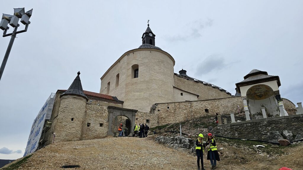 Krásna Hôrka - vstupná brána a kaplnka