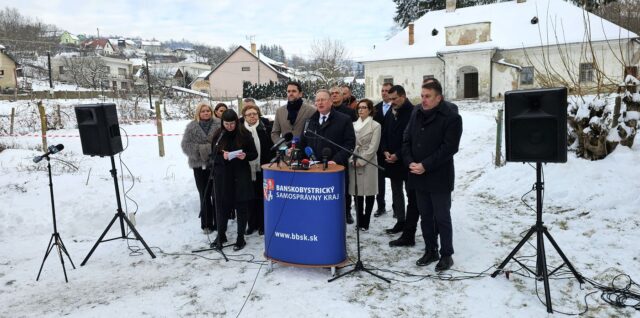 Predstavitelia BBSK a ostatných partnerov zo Slovenska i Maďarska na tlačovej konferencii o Ebeczkého kúrii