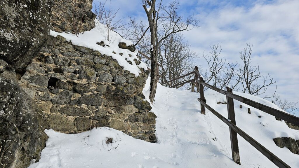 Schody na jednu z vyšších terás hradného brala Hajnáčka