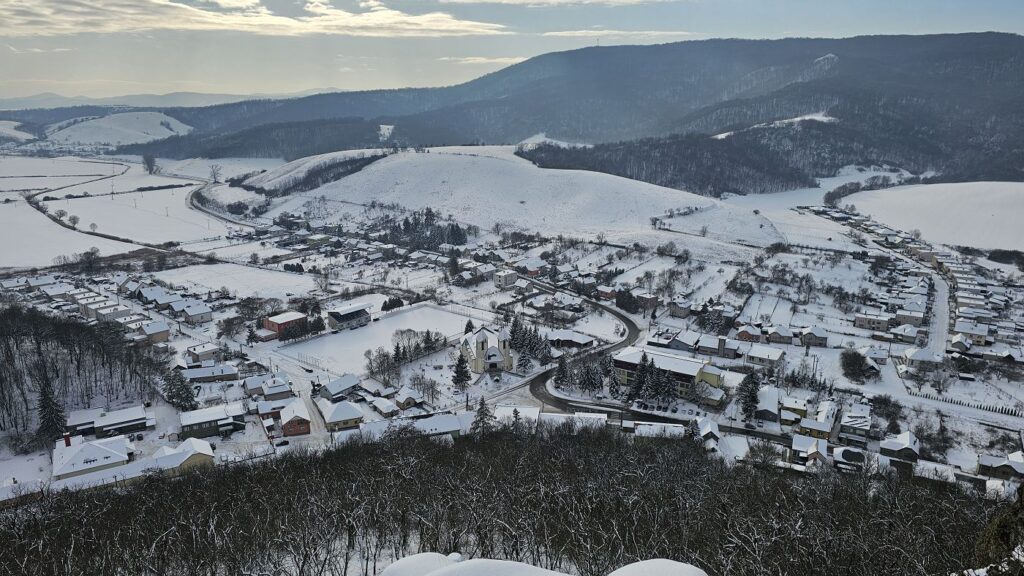 Výhľad na Hajnáčku a v pozadí Pohanský hrad