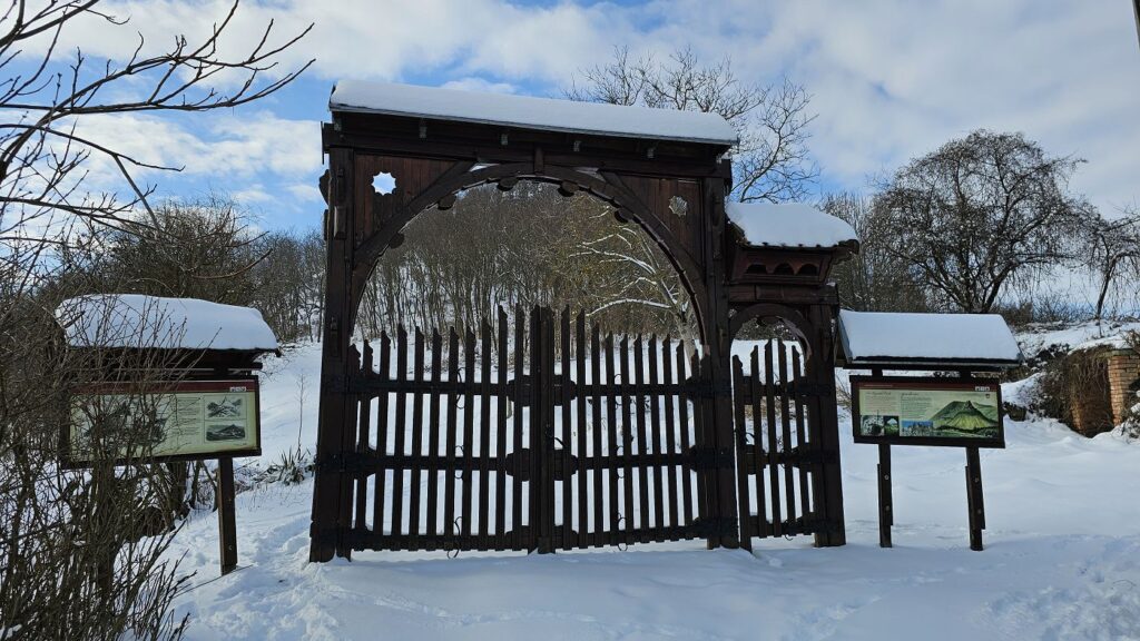 Začiatok hradného areálu v Hajnáčke