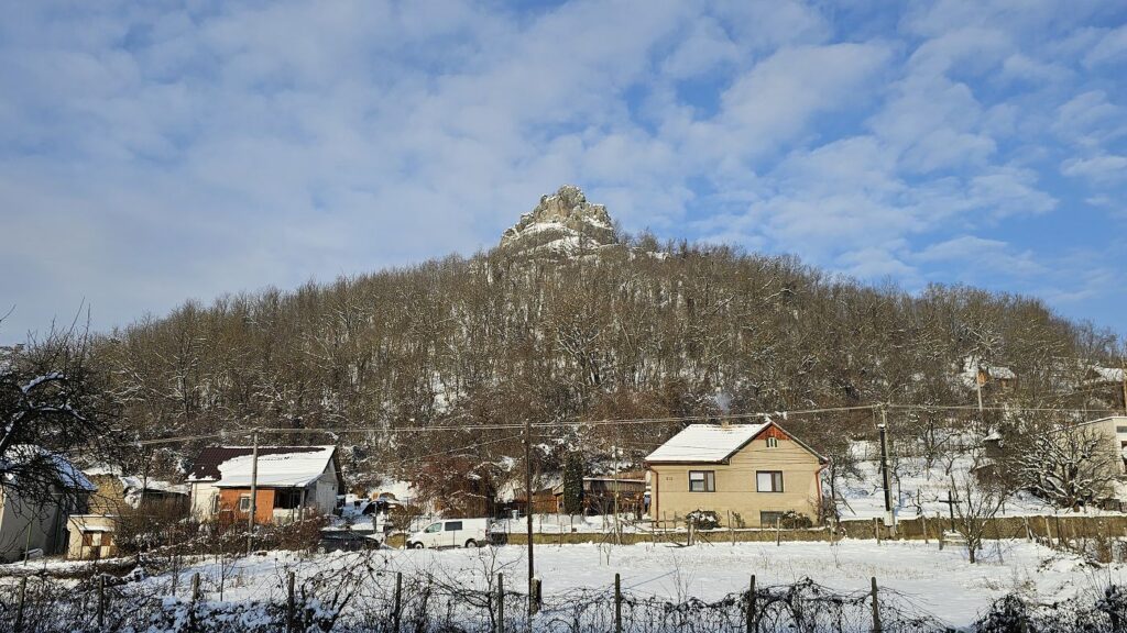 Zvyšok kužeľa vyhasnutej sopky priamo nad dedinou Hajnáčka