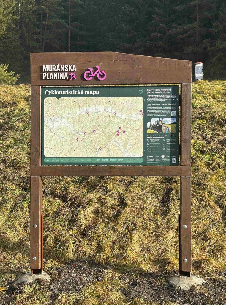 Jeden z informačných panelov pre cykloturistov pri Muránskej planine