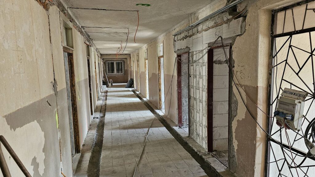 Chodba rekonštruovaného starého internátu Spojenej školy Poltár