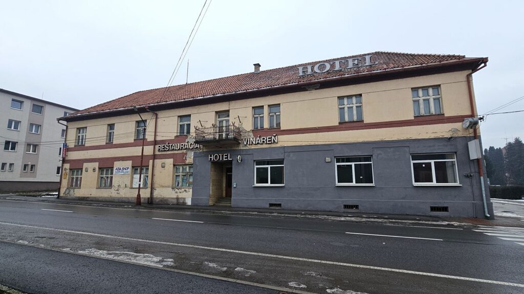 Fasáda Robotníckeho domu od Hlavnej ulice