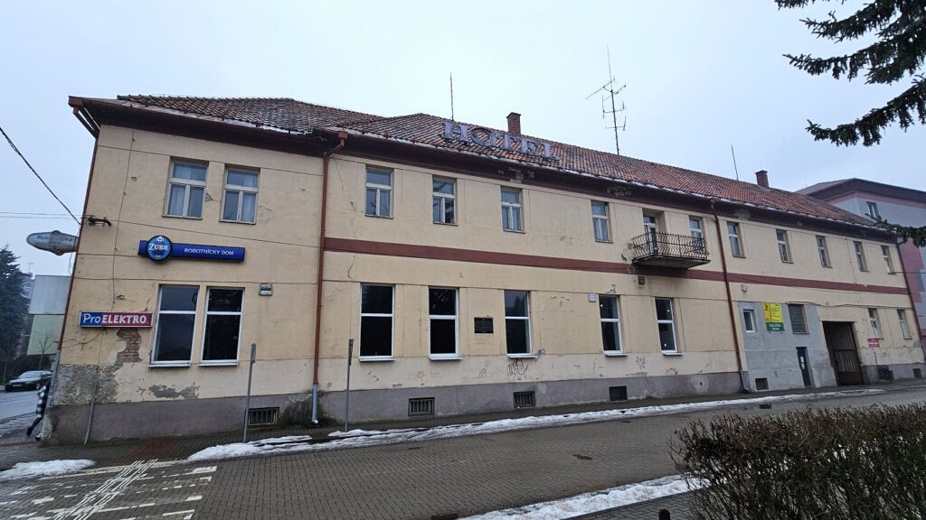 asáda Robotníckeho domu od námestia