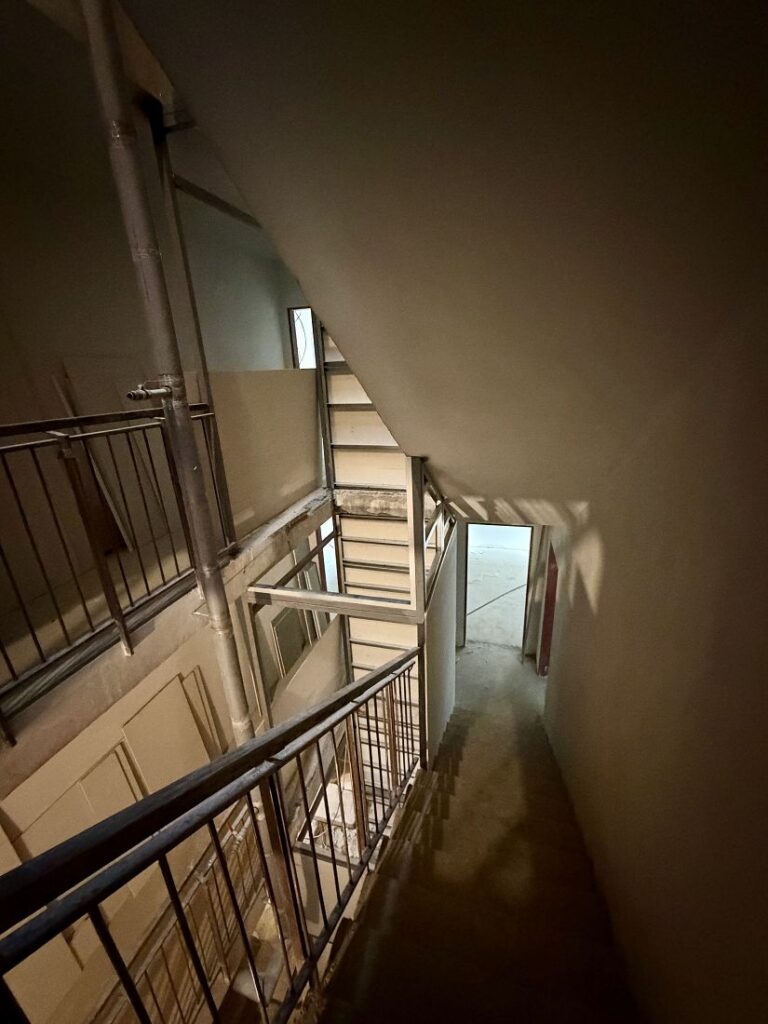 Schodisko v zrekonštruovanej bytovke