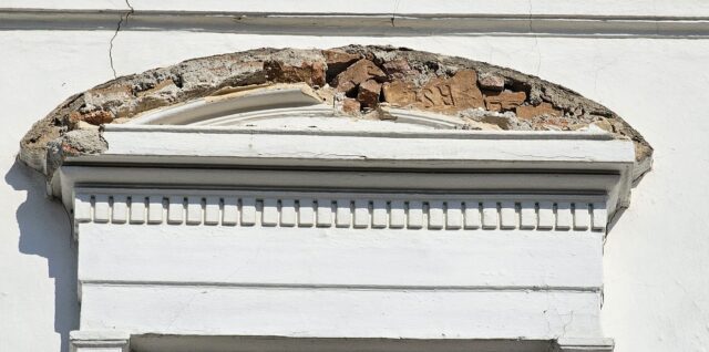 Odtrhnutá rímsa na budove Gemer