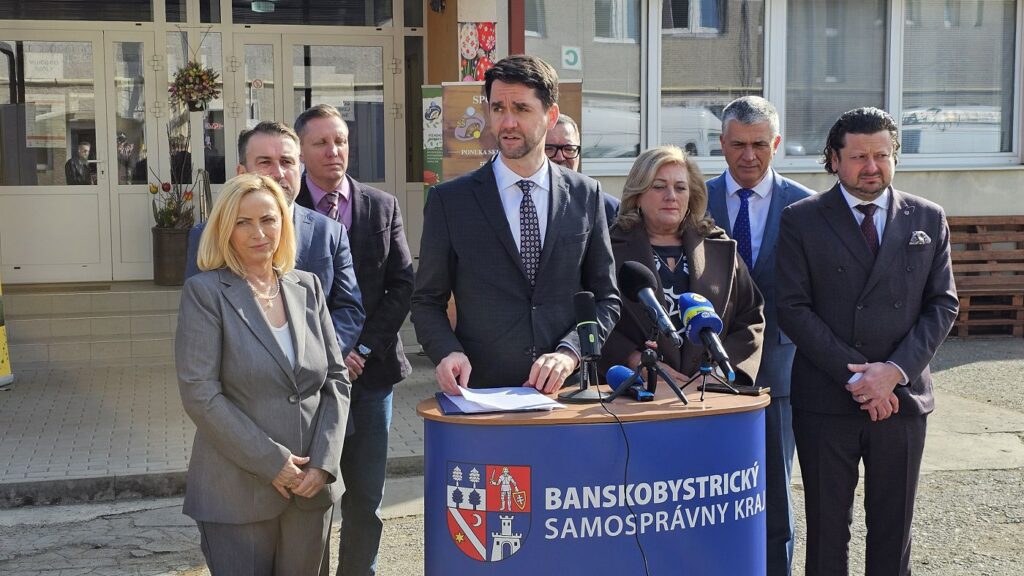 Ondrej Lunter (v strede) a Andrea Baníková (naľavo) počas tlačovej konferencie
