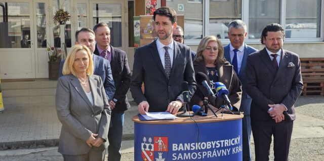 Ondrej Lunter (v strede) a Andrea Baníková (naľavo) počas tlačovej konferencie