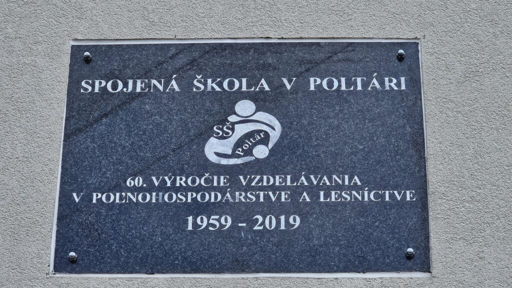 Pamätná tabuľa na priečelí Spojenej školy Poltár