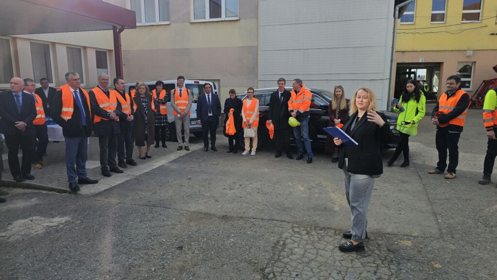 Prehliadka Spojenej školy Poltár, v popredí Ivana Pribišanová