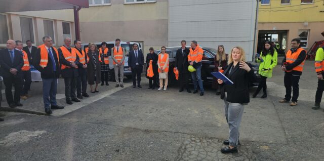 Prehliadka Spojenej školy Poltár, v popredí Ivana Pribišanová