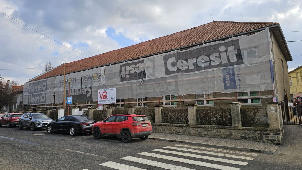 Starý internát Spojenej školy Poltár, ktorý je aktuálne rekonštruovaný