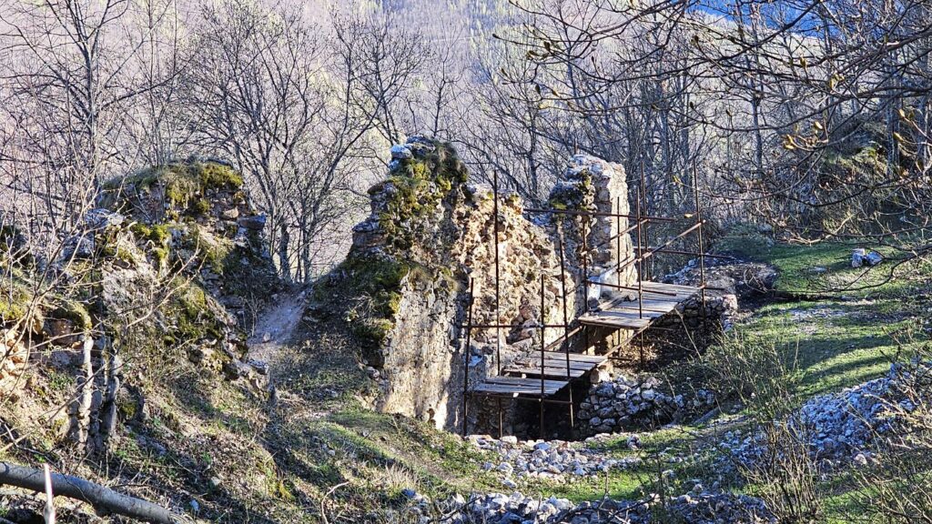 Bašove dvere na Muránskom hrade (pohľad z hradného areálu)