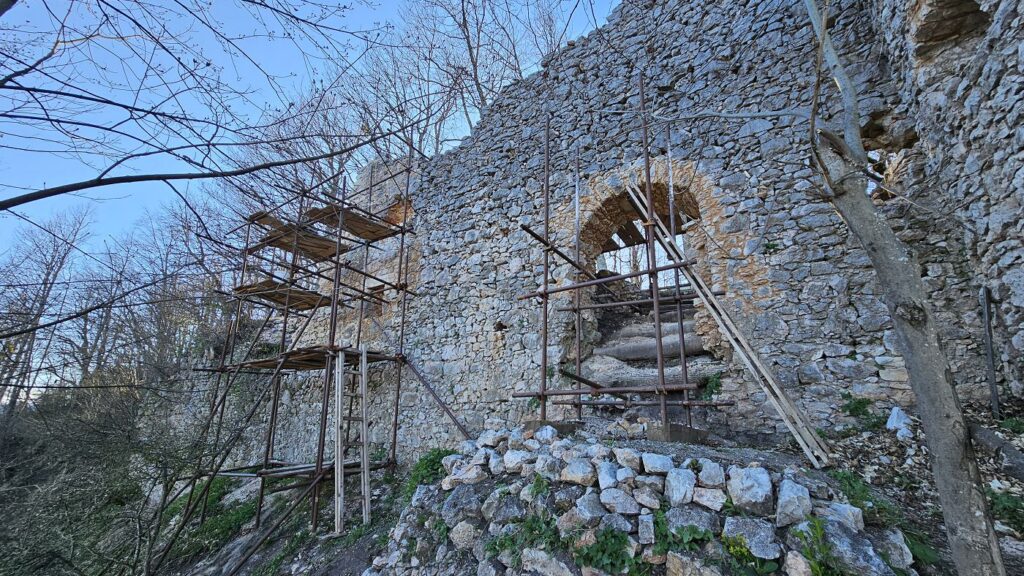 Bašove dvere počas rekonštrukcie