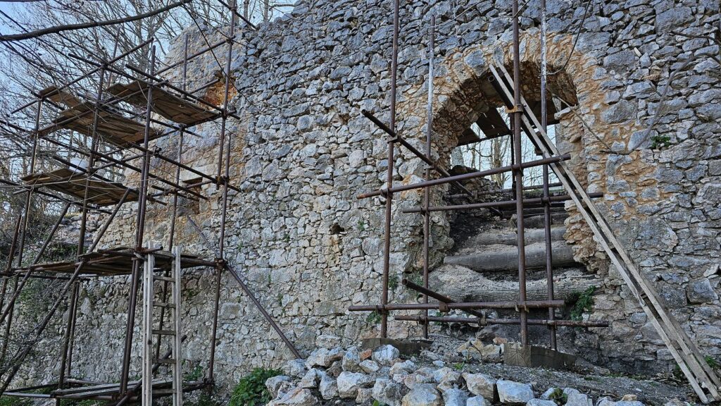 Bašove dvere v hradbách hradu Muráň