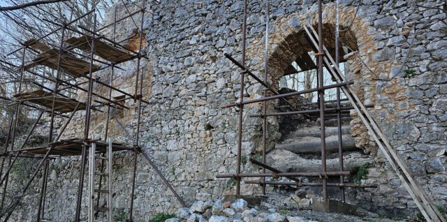 Bašove dvere v hradbách hradu Muráň