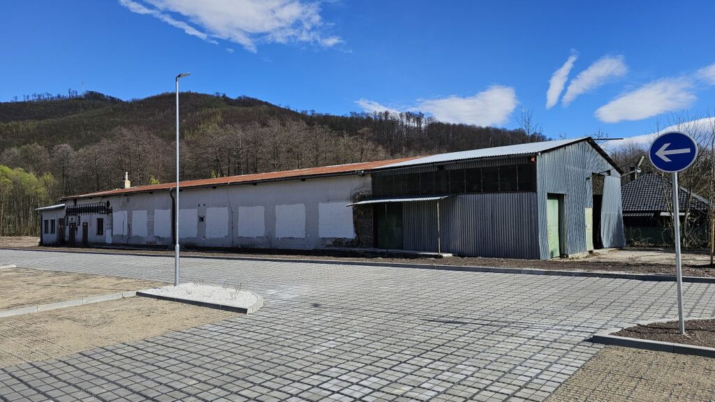 Budova, v ktorej bude po rekonštrukcii návštevnícke centrum Muránskej planiny