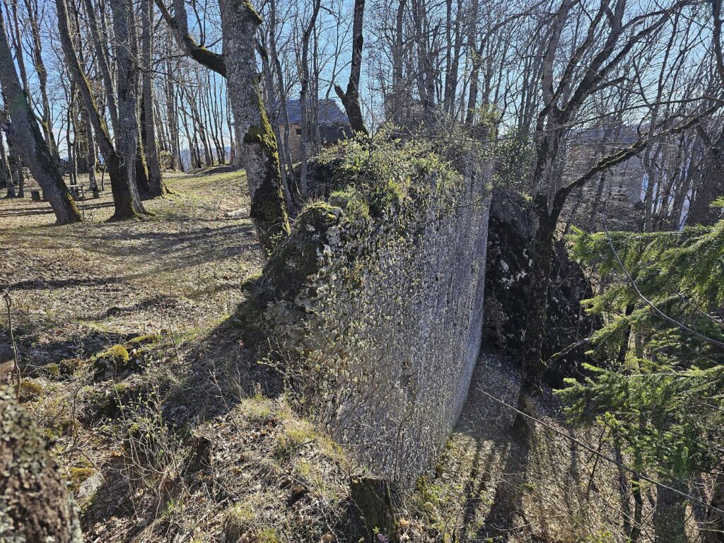 Časť opevnenia Muránskeho hradu pri vstupnej bráne