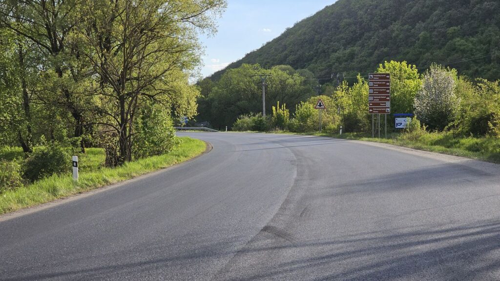 Cesta medzi Plešivcom a Bohúňovom