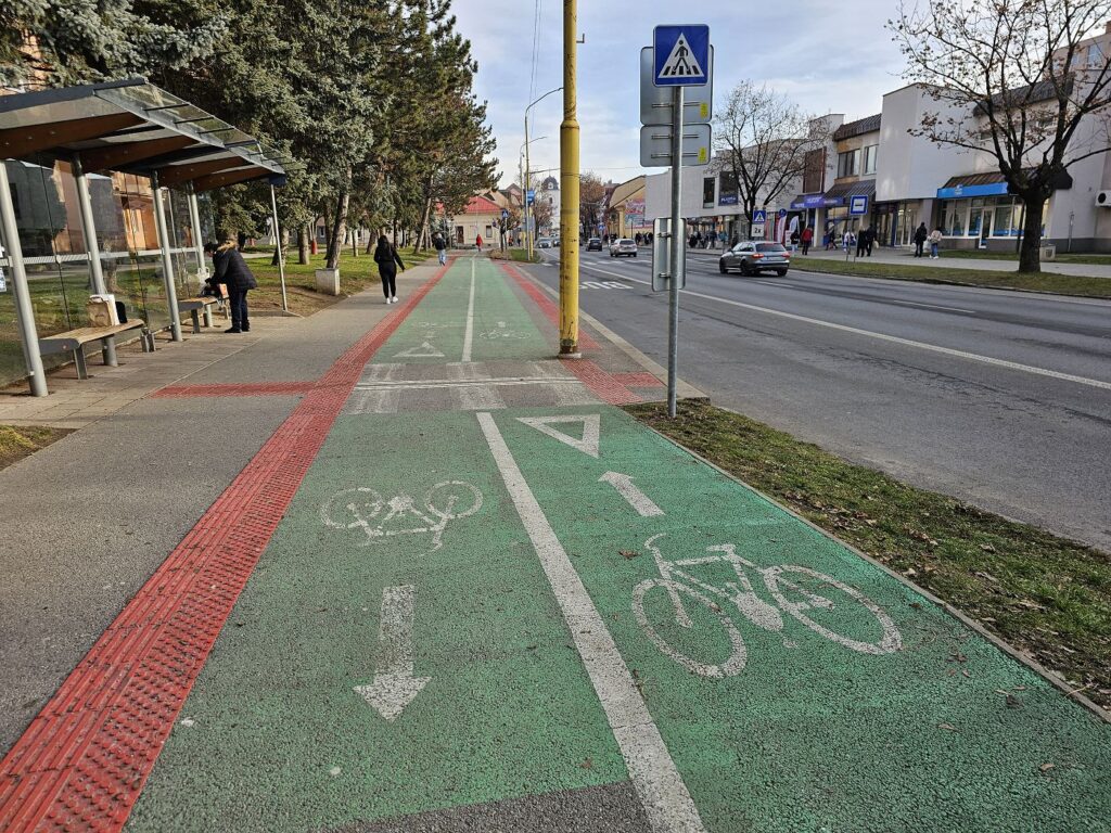 Cyklocesta na Ulici Československej armády v meste Brezno