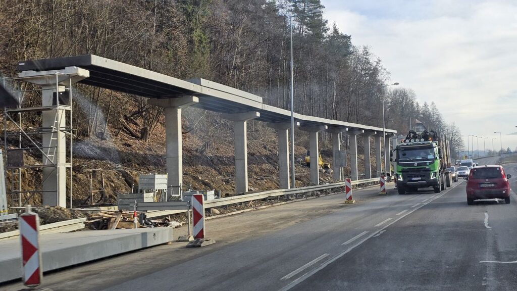 Cyklolávka Brezno počas výstavby v decembri 2025