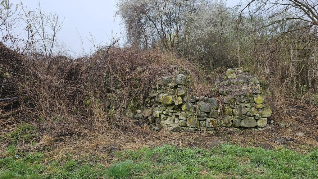 Juhovýchodný bastión, najviditeľnejší pozostatok vodného hradu Sobôtka