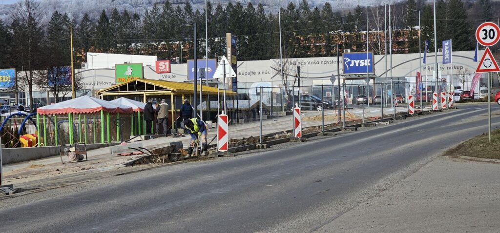 Nová cyklocesta na Ulici Fraňa Kráľa v Brezne počas výstavby