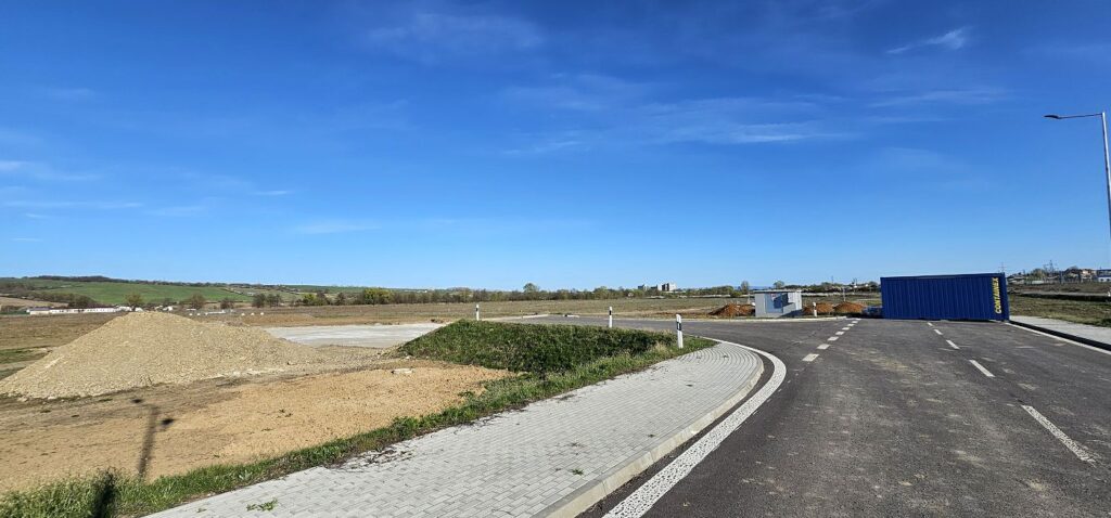 Obslužná komunikácia v štátnom priemyselnom parku, na konci ktorej vzniká obratisko pre autobusy