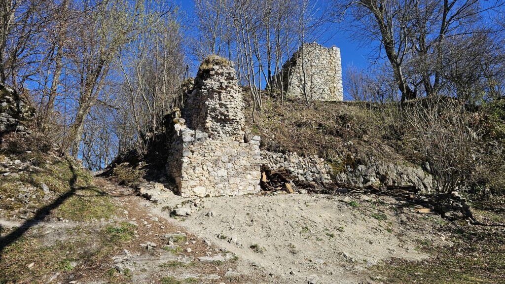 Opravená časť muriva Muránskeho hradu