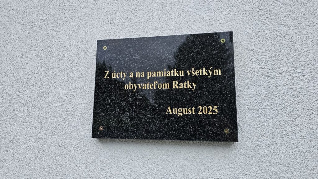 Pamätná tabuľa na dome smútku v Ratke