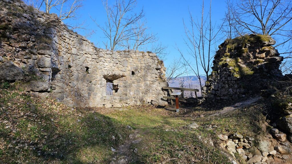 Poludnicová bašta hradu Muráň (pohľad z hradného areálu)
