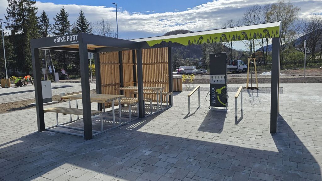 Prístrešok a nabíjačka pre elektrobicykle na parkovisku v Muráni