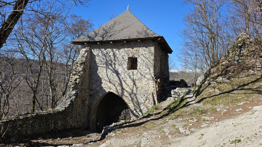 Vstupná brána Muránskeho hradu (pohľad z hradného areálu)