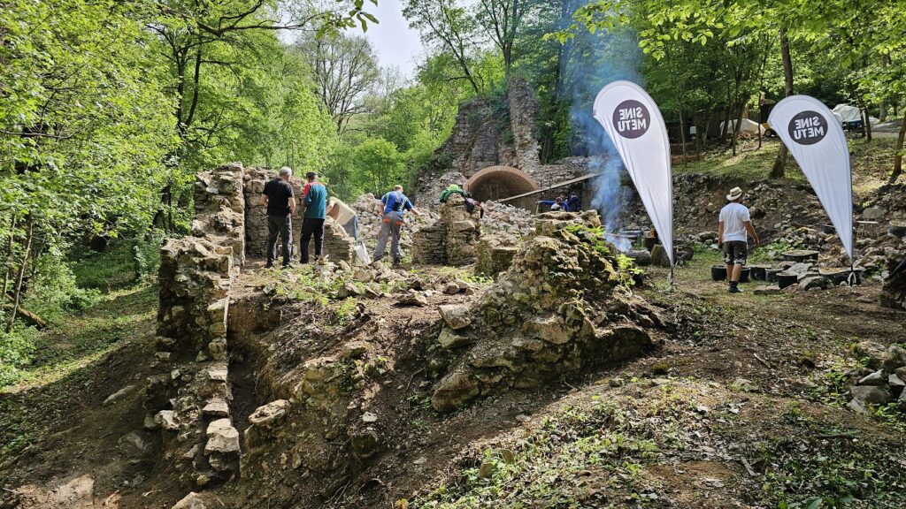 Hlavný objekt bývalej železiarne pri Bretke s domurovanou vysokou pecou