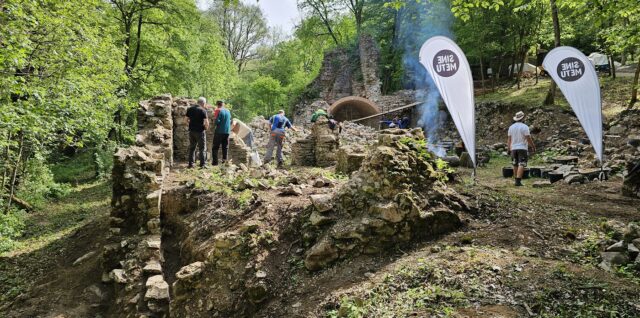 Hlavný objekt bývalej železiarne pri Bretke s domurovanou vysokou pecou