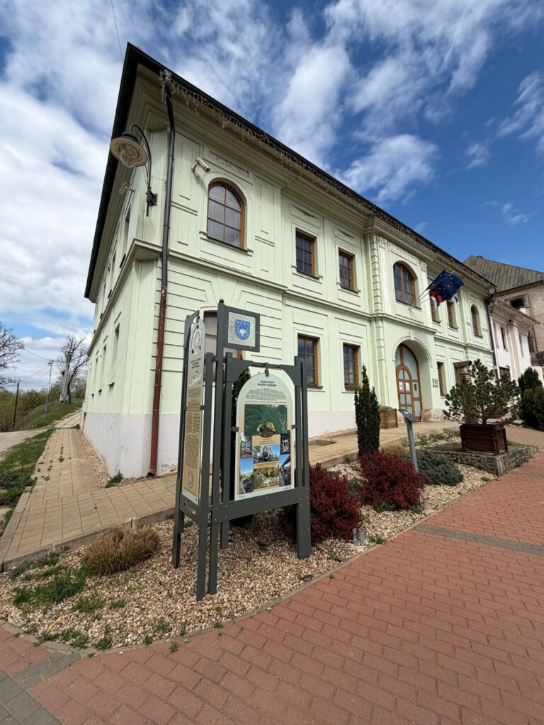 Mestské múzeum Jelšava, začiatok Leustachovho náučného chodníka