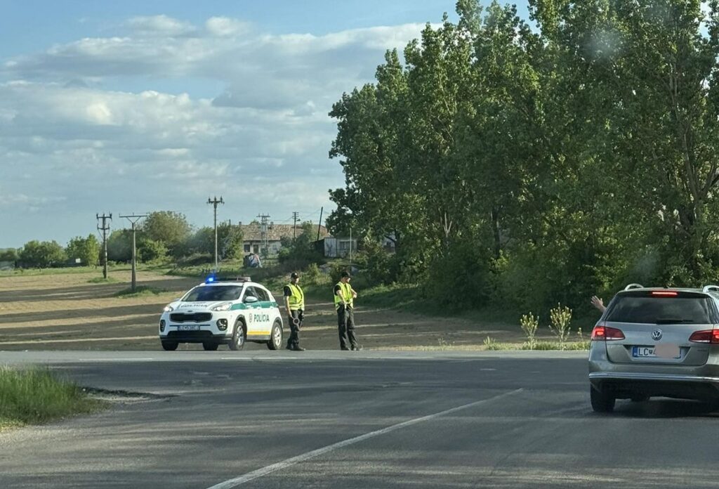 Policajti odkláňajú dopravu pri odbočke za Lučencom na Poltár